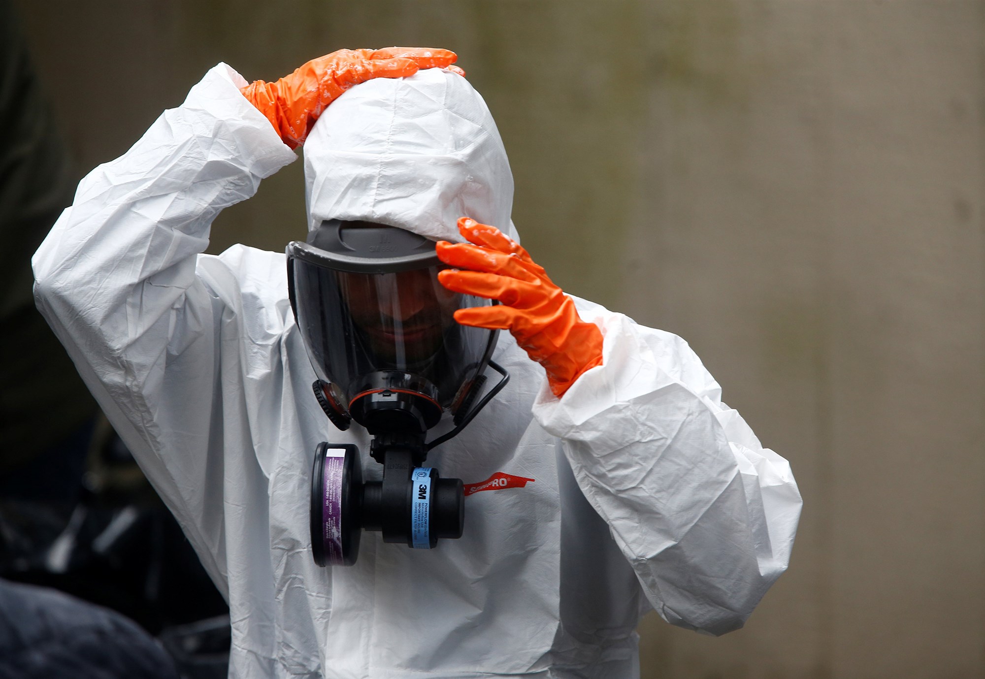 杜邦公司加快生产的tyvek核生化服的医护人员